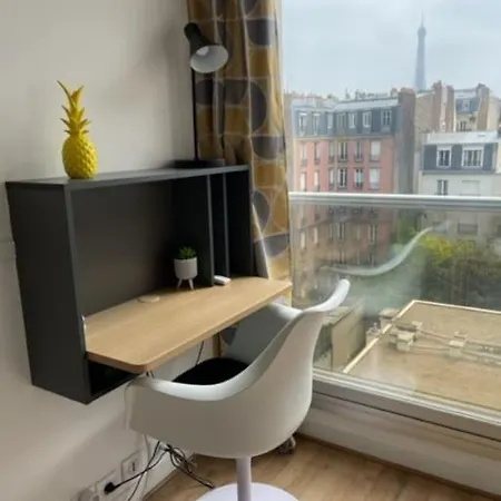 Calme Avec Vue Toits De Et Tour Eiffel Parigi